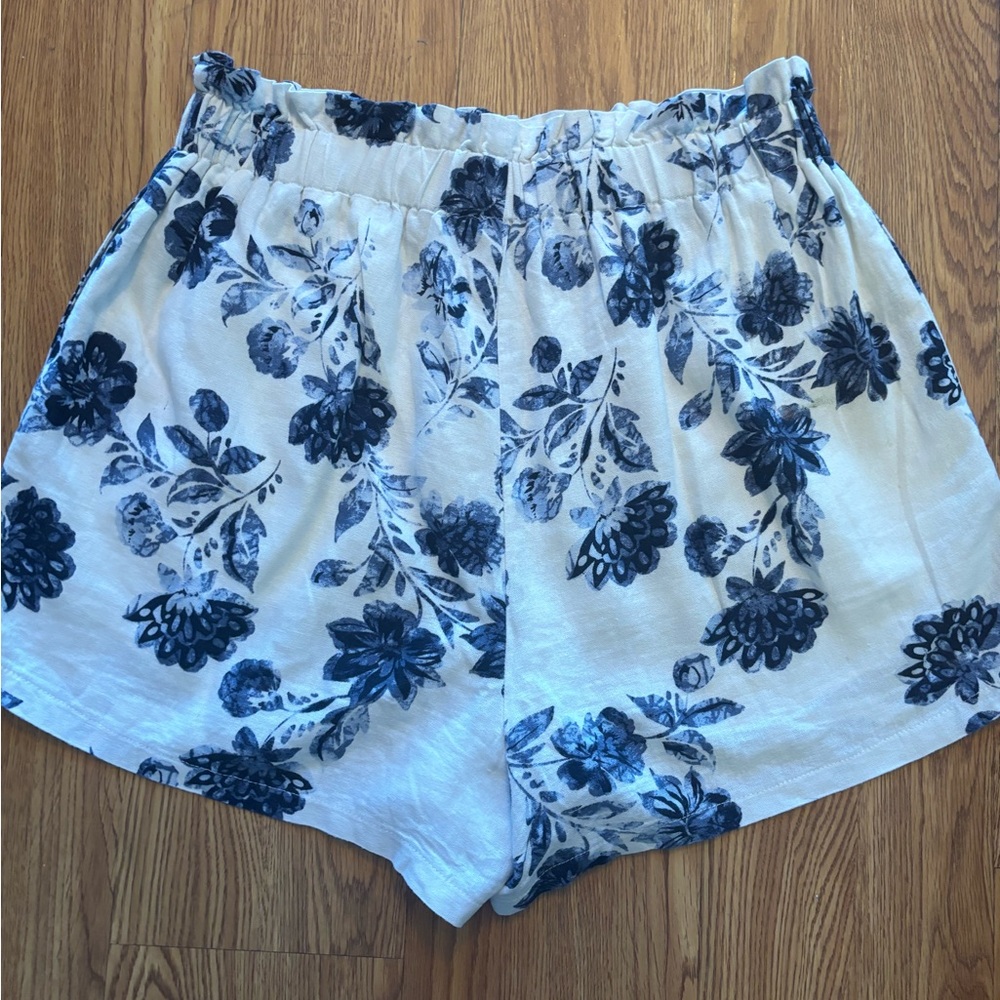 Lush blue&white floral shorts